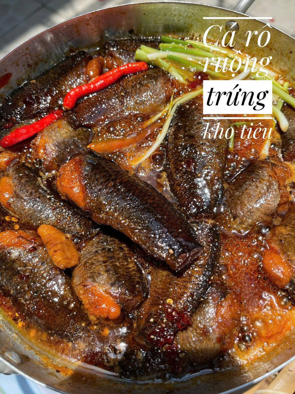 CÁ RÔ RUỘNG TRỨNG KHO TIÊU NƯỚC DỪA