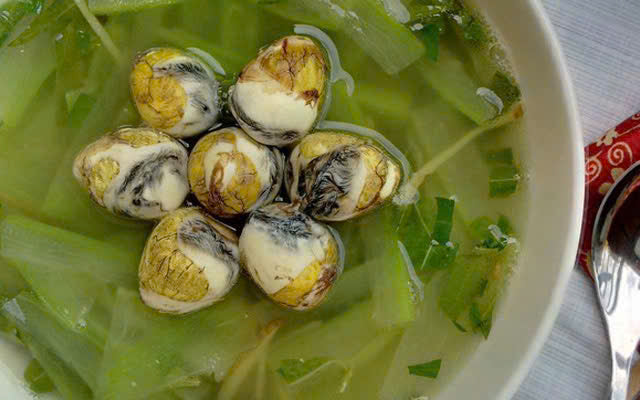 TRỨNG CÚT LỘN