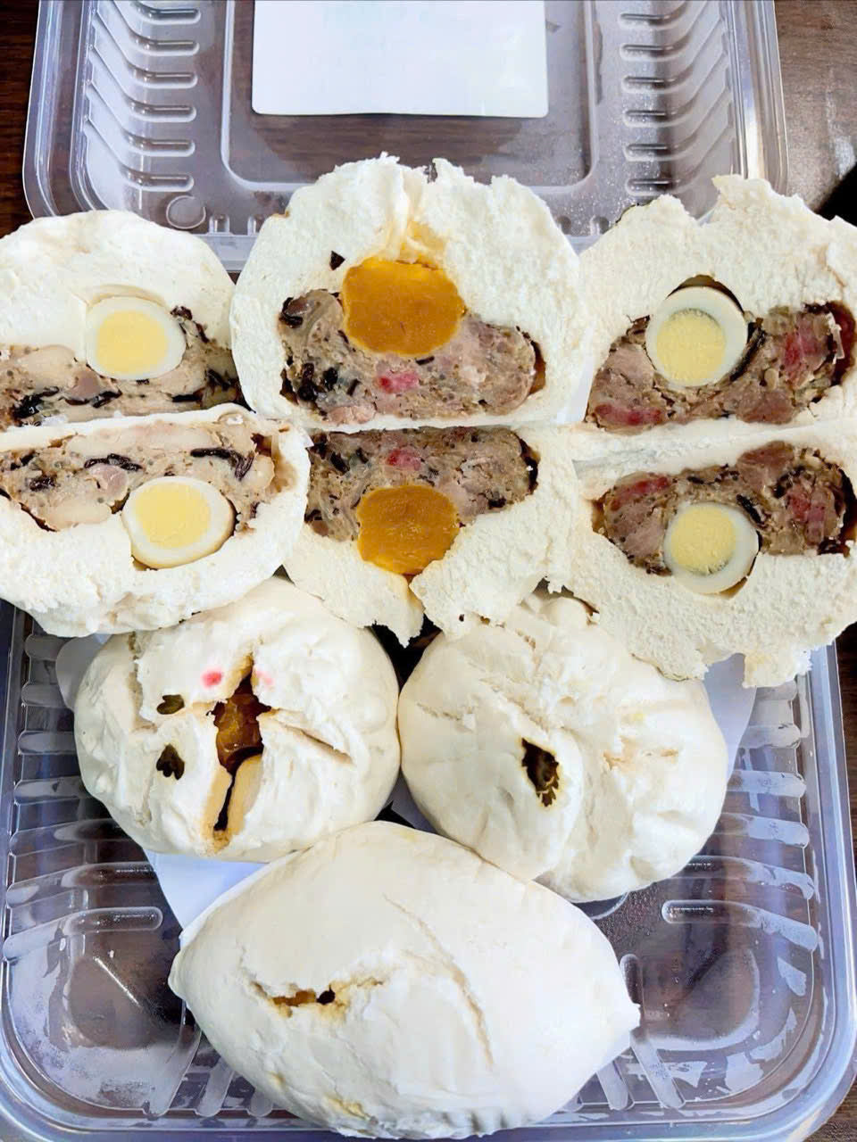 Bánh bao Cả Cần - nhân thịt trứng cút