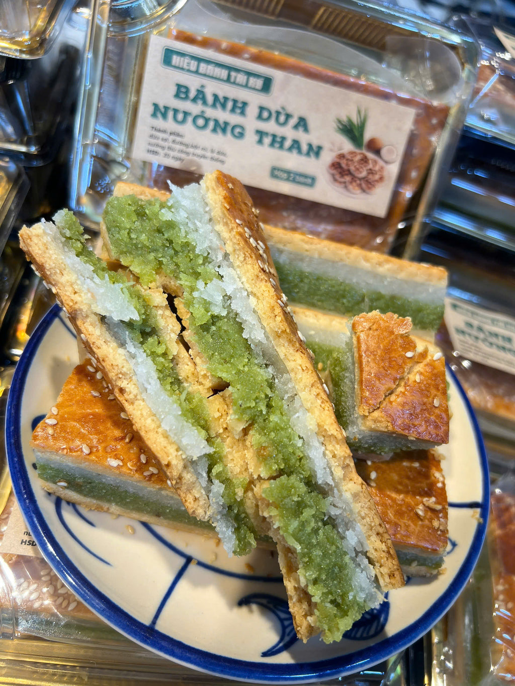 BÁNH  DỪA LÁ DỨA NƯỚNG THAN