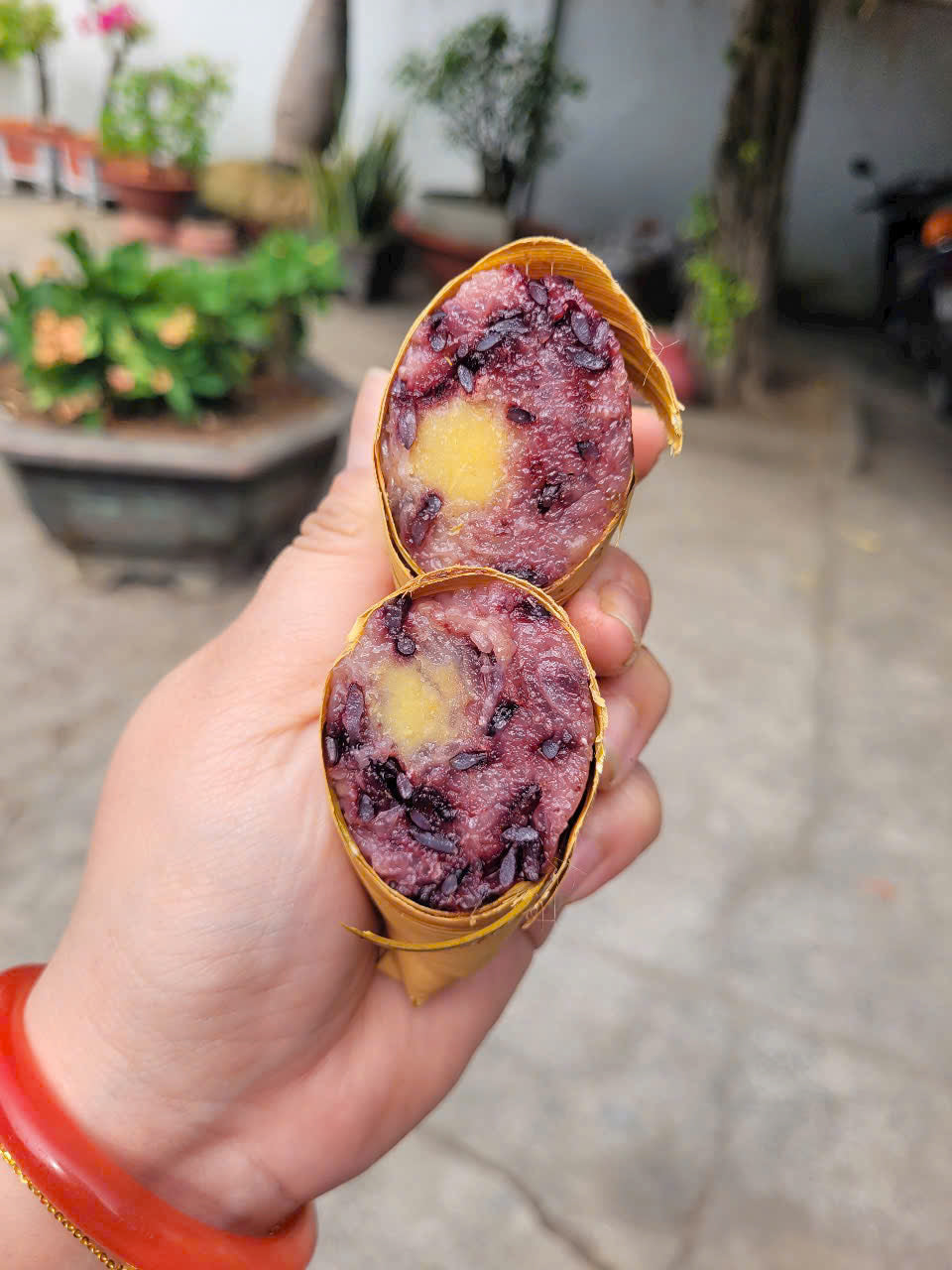 Bánh lá Dừa Nếp Than