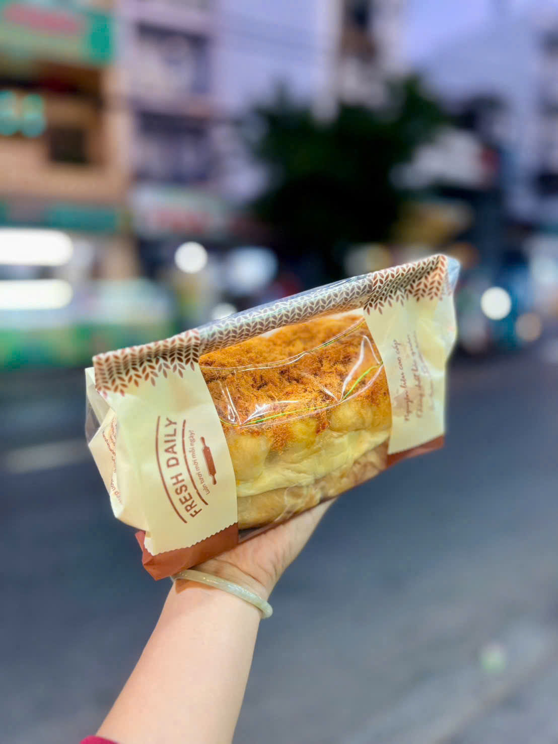 BÁNH MÌ HOA CÚC HANDMADE Chà bông gà trứng muối