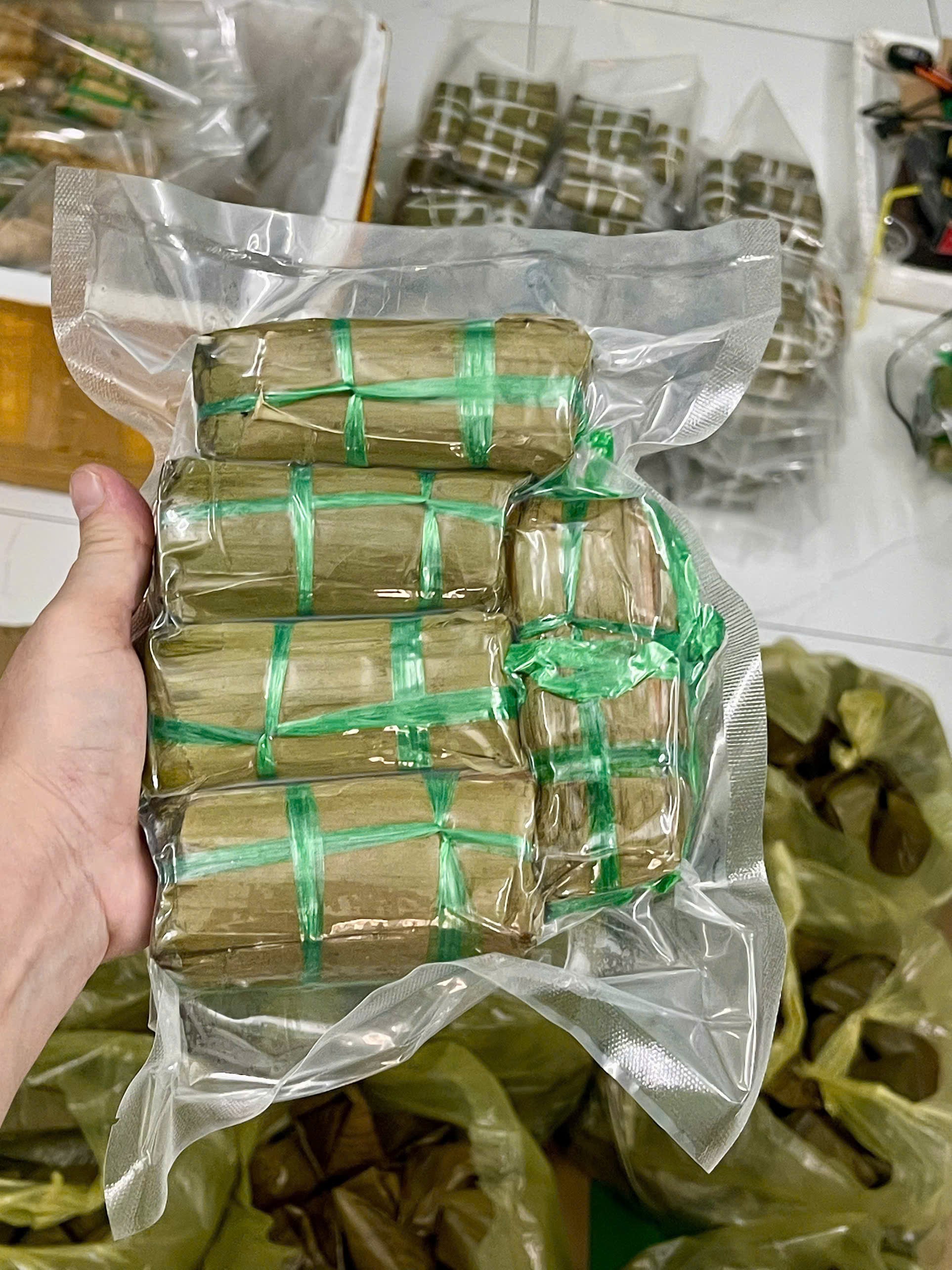 Bánh tét cốm dẹp