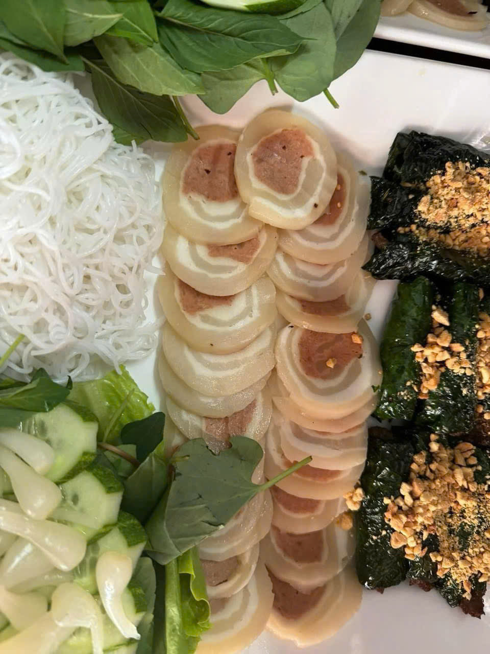 BÒ CUỘN LÁ LỐT CHAY