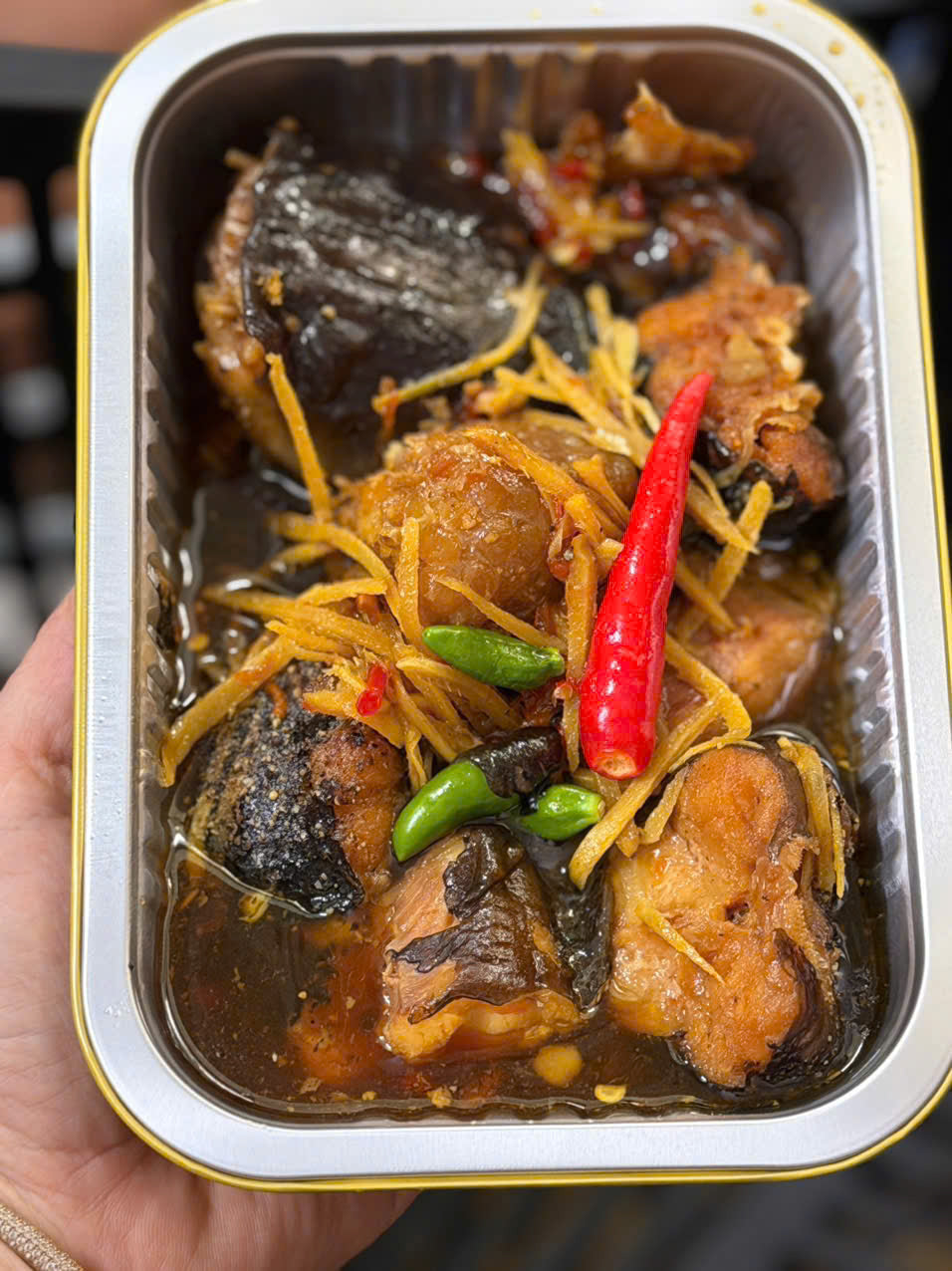 Cá ngát kho gừng (kho kèm trứng cá)
