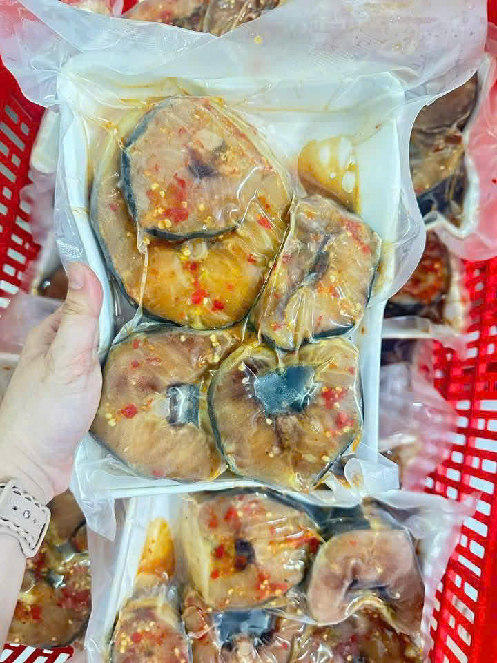 Cá tầm cắt khúc ướp muối ớt