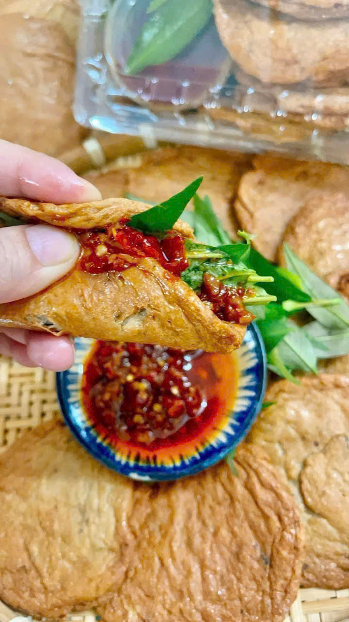 Chả cá mỏng Bình Định kèm sốt
