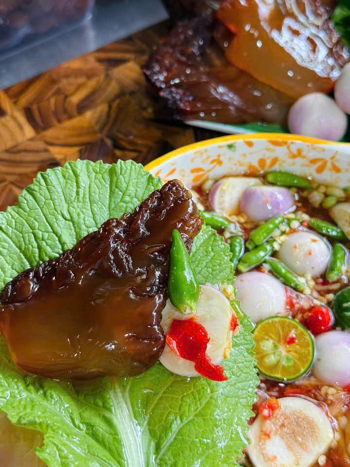 CHÂN SỨA ĐỎ MẬT tươi