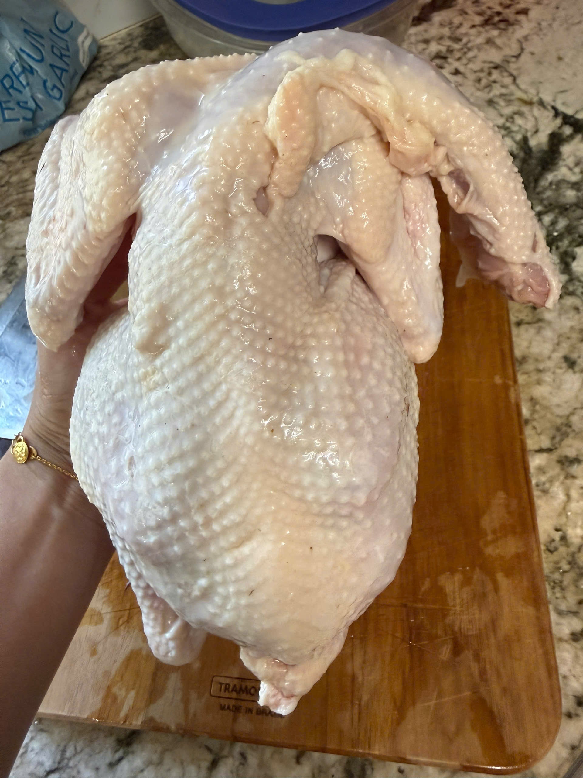 Gà tươi ÔM TRỨNG